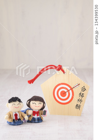 高校生の人形と合格祈願の絵馬 134399530