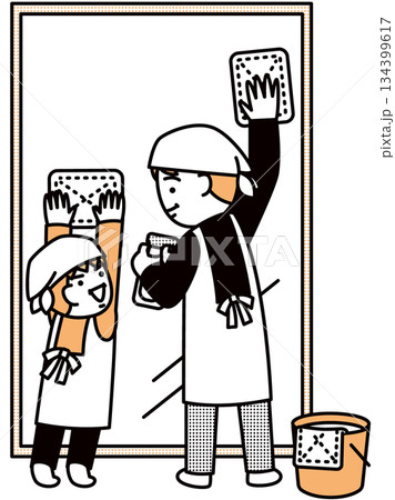 窓拭きをする親子 134399617