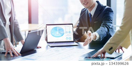 ビジネス　ミーティング　会議　コンセプトイメージ　 134399626