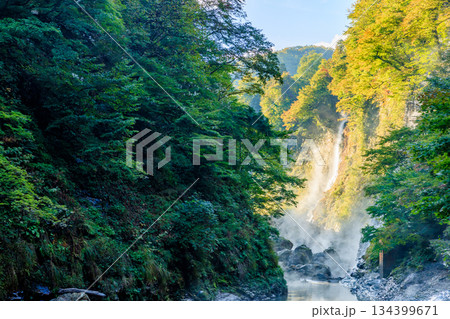 初秋の小安峡大噴湯　秋田県湯沢市 134399671