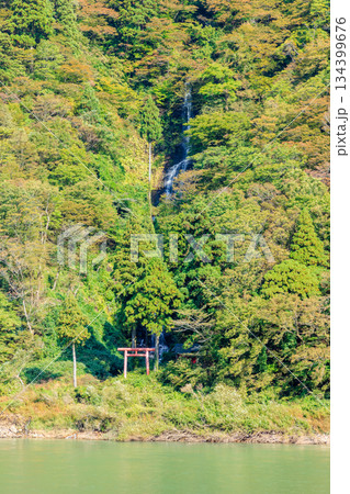 初秋の白糸の滝　山形県最上郡 134399676
