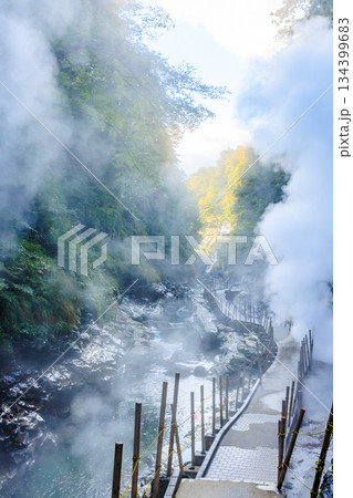 初秋の小安峡大噴湯　秋田県湯沢市 134399683