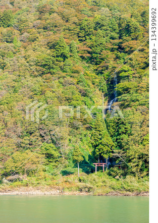 初秋の白糸の滝 山形県最上郡 初秋の白糸の滝 山形県最上郡 134399692
