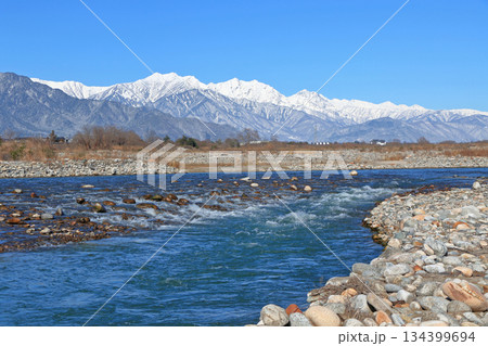 冬晴れの高瀬川と北アルプス 134399694
