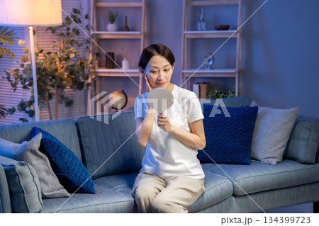 手鏡を見る女性　笑顔 134399723