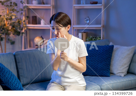 鏡を見て悩む女性 134399726