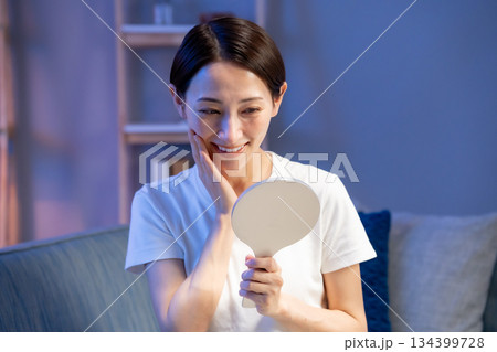 手鏡を見る女性　笑顔 134399728