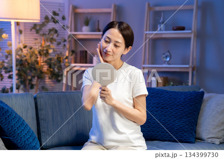 手鏡を見る女性　笑顔 134399730