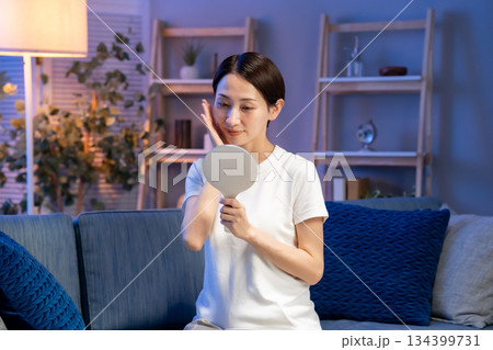手鏡を見る女性　笑顔 134399731