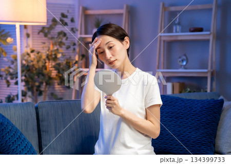 鏡を見て悩む女性 134399733