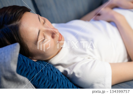 ソファーで寝る女性 ソファーで寝る女性 134399757