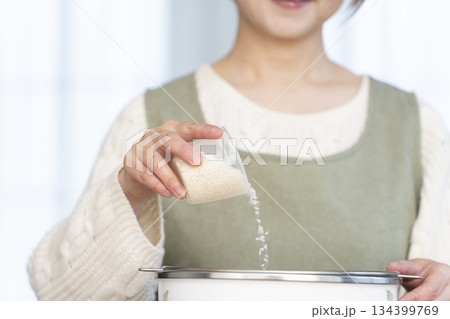 キッチンでご飯を炊く準備をするシニア女性の手元 キッチンでご飯を炊く準備をするシニア女性の手元 134399769