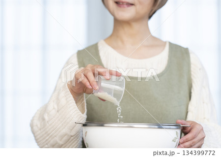 キッチンでご飯を炊く準備をするシニア女性の手元 キッチンでご飯を炊く準備をするシニア女性の手元 134399772