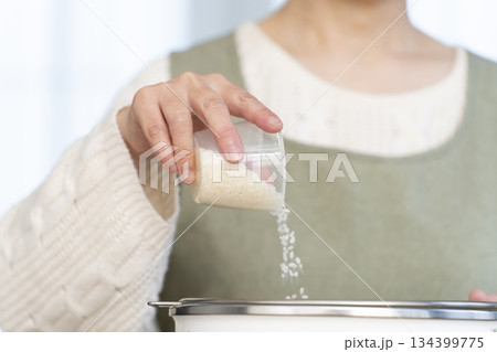 キッチンでご飯を炊く準備をするシニア女性の手元 134399775