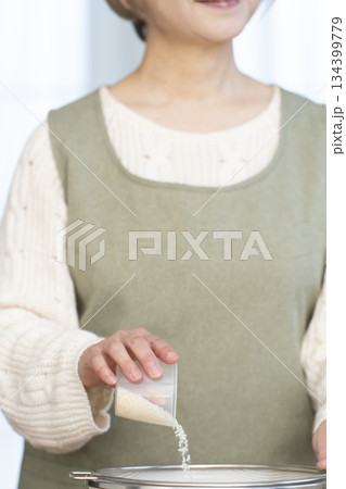 キッチンでご飯を炊く準備をするシニア女性の手元 134399779