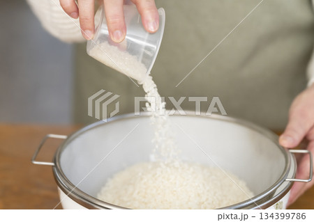 キッチンでご飯を炊く準備をするシニア女性の手元 キッチンでご飯を炊く準備をするシニア女性の手元 134399786