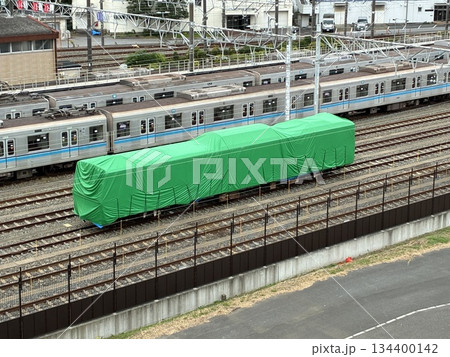 東京メトロ東西線の深川車両基地で緑色のシートで覆われた車両 134400142