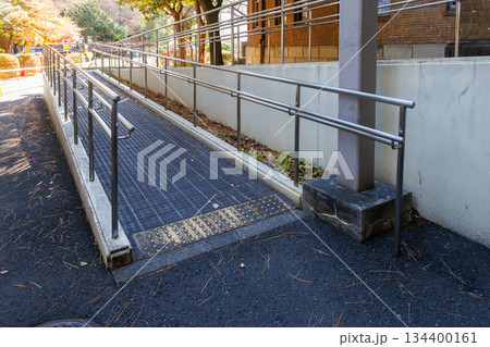 公共の建物の入口にある車椅子用スロープ 134400161