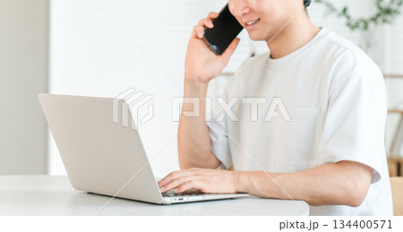 家でリモートワークをするスマホで通話する日本人男性(副業,打ち合わせ,在宅ワーク) 家でリモートワークをするスマホで通話する日本人男性(副業,打ち合わせ,在宅ワーク) 134400571