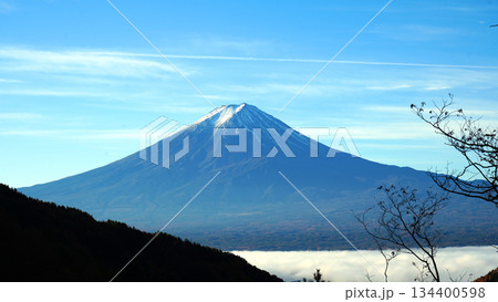 富士見橋展望台から望む早朝の富士山 134400598