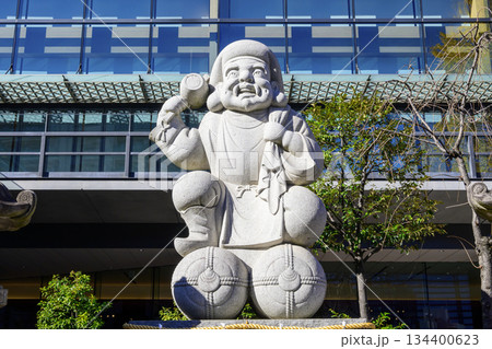 東京都　神田明神　石造りとして日本一大きい「だいこく様」尊像 134400623