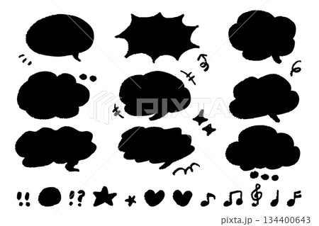 黒ベタのクレヨン風吹き出しセット 手描き漫画タッチのシルエットスピーチバブルと感情アイコン 134400643