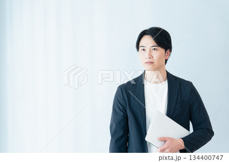 クールなビジネスマン 134400747