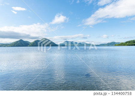北海道洞爺湖町　初夏の洞爺湖 134400758