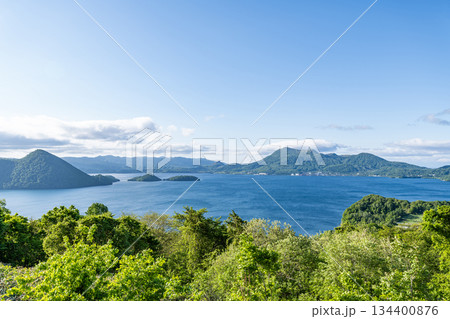 北海道洞爺湖町　高台から望む夏の洞爺湖 134400876