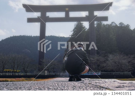 巨大鳥居に圧倒される 134401051