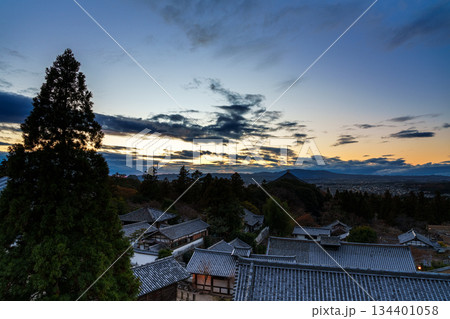 師走の奈良　東大寺二月堂からの夕焼け空　良弁杉と夕焼け空 134401058