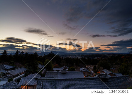 師走の奈良　東大寺二月堂からの夕焼け空　黄金色から濃紺へと続く美しい夕焼け空① 134401061