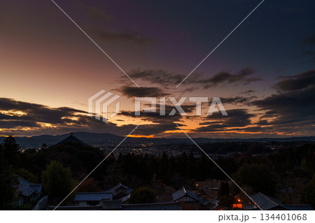 師走の奈良　東大寺二月堂からの夕焼け空　山際の夕焼けと深みを増して行く夕焼け空 134401068