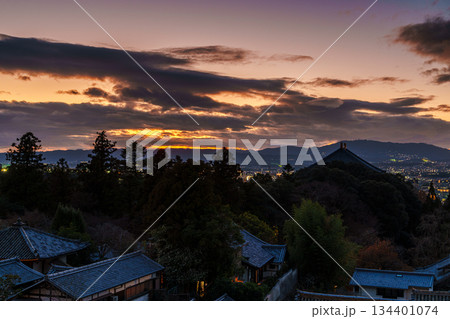 師走の奈良 東大寺二月堂からの夕焼け空 生駒山上空の暗雲と黄金色の空 師走の奈良 東大寺二月堂からの夕焼け空 生駒山上空の暗雲と黄金色の空 134401074