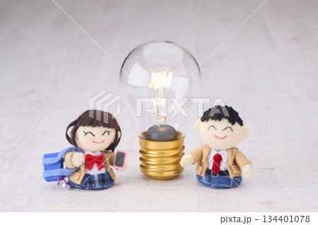 高校生の人形とひらめき電球 高校生の人形とひらめき電球 134401078