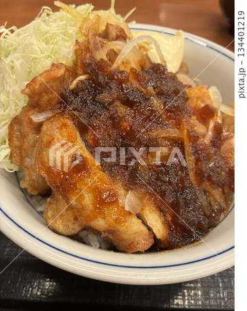 とんかつチェーン店で食べる「トンテキ丼」 とんかつチェーン店で食べる「トンテキ丼」 134401219