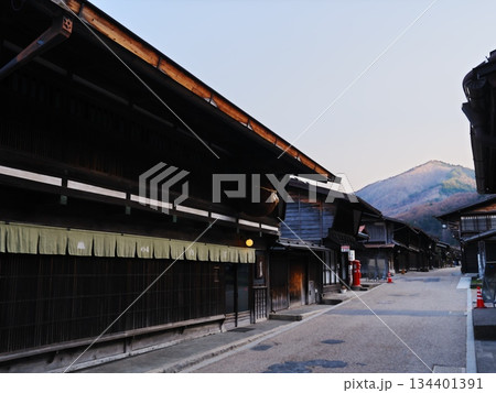 夕暮れの奈良井宿の街並み 夕暮れの奈良井宿の街並み 134401391