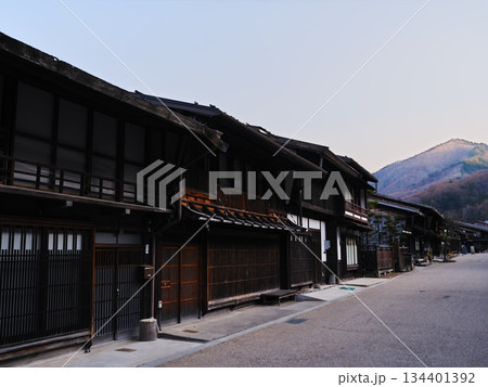 夕暮れの奈良井宿の街並み 夕暮れの奈良井宿の街並み 134401392