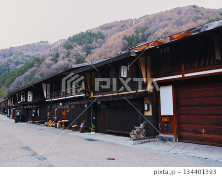 夕暮れの奈良井宿の街並み 134401393