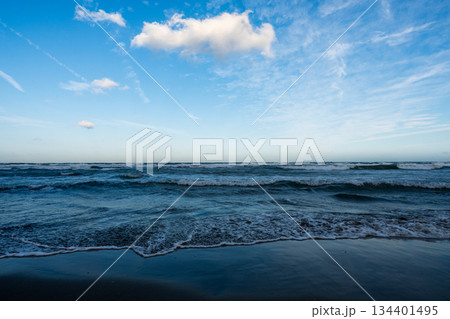 海に反射する太陽 海に反射する太陽 134401495