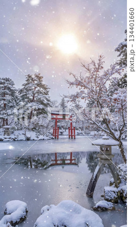 雪の降る池 134401660