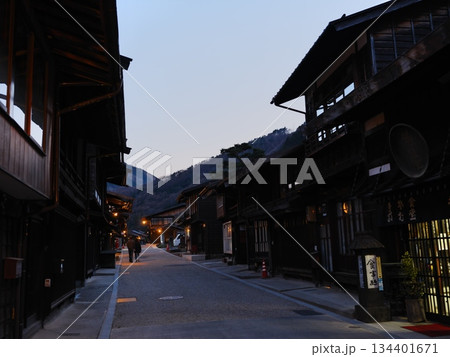 夕暮れの奈良井宿の街並み 134401671