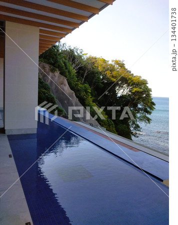 リゾートホテルのテラスから見える景色 134401738