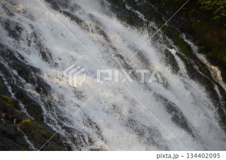 オシンコシンの滝（チャラッセナイ川･河口付近／北海道斜里郡斜里町） 134402095