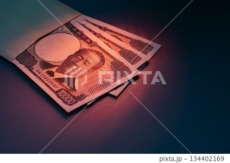 高額紙幣一万円札の束と封筒が示す日本円資金の概念表現 134402169