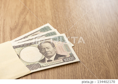 封筒から広がる日本円一万円札と資金のコンセプト 封筒から広がる日本円一万円札と資金のコンセプト 134402170