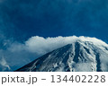 雪化粧する霊峰 134402228