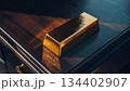 高級感のある机に置かれた金の延棒 134402907