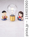 高校生の人形とひらめき電球 134403060