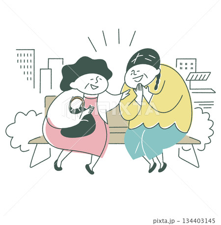 ベンチでおしゃべりをする高齢女性 134403145